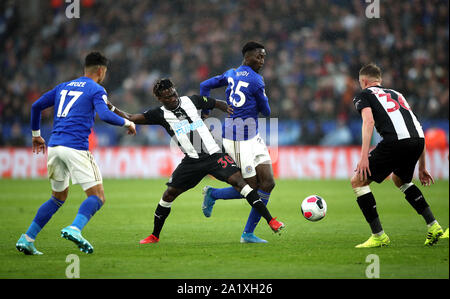 Newcastle United Christian Atsu (Mitte links) und Leicester City Wilfred Ndidi (Mitte rechts) Kampf um den Ball während der Premier League Match für die King Power Stadion, Leicester. Stockfoto