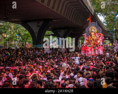 Mumbai, Indien - September 12,2019: Tausende von Gläubigen adieu zu Lalbaugcha Raja in Mumbai während Ganesh Visarjan, der das Ende der zehn Marken Stockfoto