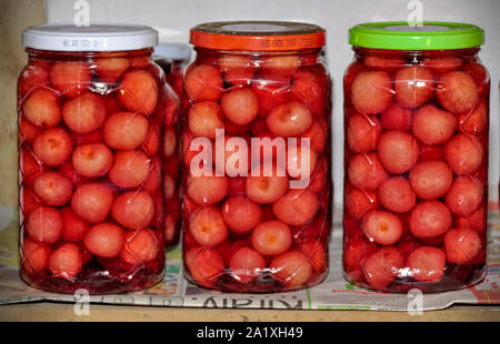 Cherry Gläser im Keller Stockfoto