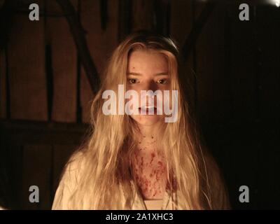 ANYA TAYLOR - Freude in VVITCH, DIE: EINE NEUE - ENGLAND MÄRCHENS (2015), unter der Regie von Robert EGGERS. Credit: TEILE UND ARBEIT/RT FEATURES/ROOKS NEST ENT/CODE RED PROD/Album Stockfoto