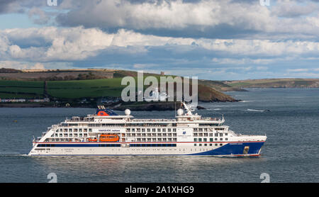 Crosshaven, Co Cork, Irland. 29. September 2019. Im vergangenen Mai die Expedition Cruise Ship, Hanseatic Natur verlässt den Hafen vorbei an Roches Point Lighthouse in Cork, Irland, für die Azoren gebunden. - Gutschrift; David Creedon/Alamy leben Nachrichten Stockfoto