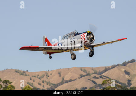 North American T-6 Texan Harvard Ebene am Flügel über Wairarapa air show an Haube Flugplatz, Masterton, Wairarapa, Neuseeland. Ausziehen. Landschaft Stockfoto