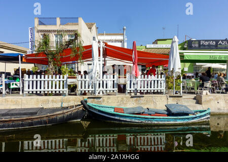 Spanien El Palmar Valencia, Albufera die Menschen essen in vielen Restaurants, Tapas-Bars am Wasserkanal im wunderschönen kleinen Dorf, im Naturpark Stockfoto