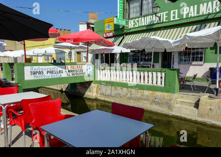 Spanien Valencia, Leute Essen in den vielen Restaurants, Tapas Bars am Wasser Kanal in der Wunderschönen kleinen Dorf El Palmar, Naturpark Albufera Stockfoto