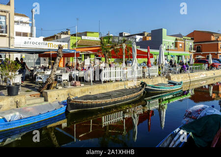 Spanien Valencia, die Menschen essen in vielen Restaurants, Tapas-Bars am Wasserkanal im wunderschönen kleinen Dorf El Palmar Valencia Albufera Naturpark Stockfoto