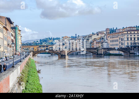 Die Brücke Ponte Vecchio, die älteste Brücke über den Arno in Florenz in Florenz, Italien Stockfoto