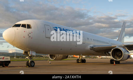 Glasgow, UK. 28. September 2019. Im Bild: Östliche Boeing 767-300 der Asphalt schon nach der Landung. Nach der unmittelbaren Auswirkungen der eingestürzten Reiseveranstalter Thomas Cook, Betrieb das Matterhorn ist noch in vollem Gange in Glasgow Flughafen. Die geerdete und beschlagnahmt Thomas Cook Flugzeuge an einem ruhigeren Teil des Flugplatzes verschoben weg für den Wide Body Flotte für den Betrieb Matterhorn erforderlich zu machen. Colin Fisher/CDFIMAGES.COM Stockfoto