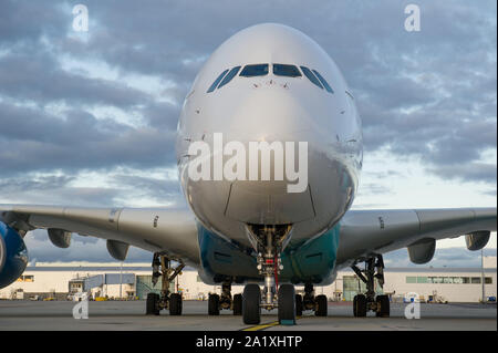 Glasgow, UK. 28. September 2019. Bild: Hi Fly Super Jumbo Airbus A380-800 auf dem Rollfeld warten auf die Betankung vor mehr gestrandete Fluggäste zu holen. Nach der unmittelbaren Auswirkungen der eingestürzten Reiseveranstalter Thomas Cook, Betrieb das Matterhorn ist noch in vollem Gange in Glasgow Flughafen. Die geerdete und beschlagnahmt Thomas Cook Flugzeuge an einem ruhigeren Teil des Flugplatzes verschoben weg für den Wide Body Flotte für den Betrieb Matterhorn erforderlich zu machen. Colin Fisher/CDFIMAGES.COM Stockfoto