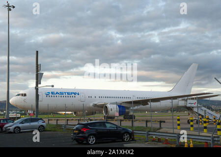 Glasgow, UK. 28. September 2019. Im Bild: Östliche Boeing 767-300 der Asphalt schon nach der Landung. Nach der unmittelbaren Auswirkungen der eingestürzten Reiseveranstalter Thomas Cook, Betrieb das Matterhorn ist noch in vollem Gange in Glasgow Flughafen. Die geerdete und beschlagnahmt Thomas Cook Flugzeuge an einem ruhigeren Teil des Flugplatzes verschoben weg für den Wide Body Flotte für den Betrieb Matterhorn erforderlich zu machen. Colin Fisher/CDFIMAGES.COM Stockfoto