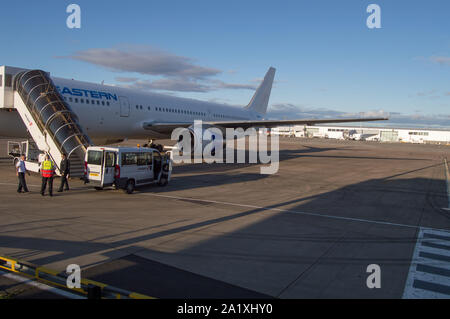 Glasgow, UK. 28. September 2019. Im Bild: Östliche Boeing 767-300 der Asphalt schon nach der Landung. Nach der unmittelbaren Auswirkungen der eingestürzten Reiseveranstalter Thomas Cook, Betrieb das Matterhorn ist noch in vollem Gange in Glasgow Flughafen. Die geerdete und beschlagnahmt Thomas Cook Flugzeuge an einem ruhigeren Teil des Flugplatzes verschoben weg für den Wide Body Flotte für den Betrieb Matterhorn erforderlich zu machen. Colin Fisher/CDFIMAGES.COM Stockfoto