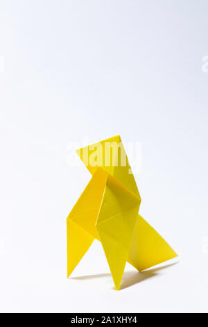 Klassische gelbes Papier Vogel origami auf weißem Hintergrund, mit Freiraum für Text auf der oberen Seite, hohe cartoon Beschaffenheit und Größe Stockfoto