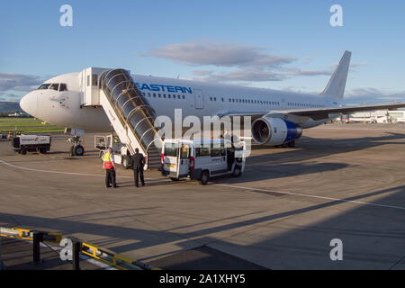 Glasgow, UK. 28. September 2019. Im Bild: Östliche Boeing 767-300 der Asphalt schon nach der Landung. Nach der unmittelbaren Auswirkungen der eingestürzten Reiseveranstalter Thomas Cook, Betrieb das Matterhorn ist noch in vollem Gange in Glasgow Flughafen. Die geerdete und beschlagnahmt Thomas Cook Flugzeuge an einem ruhigeren Teil des Flugplatzes verschoben weg für den Wide Body Flotte für den Betrieb Matterhorn erforderlich zu machen. Colin Fisher/CDFIMAGES.COM Stockfoto