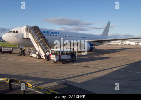 Glasgow, UK. 28. September 2019. Im Bild: Östliche Boeing 767-300 der Asphalt schon nach der Landung. Nach der unmittelbaren Auswirkungen der eingestürzten Reiseveranstalter Thomas Cook, Betrieb das Matterhorn ist noch in vollem Gange in Glasgow Flughafen. Die geerdete und beschlagnahmt Thomas Cook Flugzeuge an einem ruhigeren Teil des Flugplatzes verschoben weg für den Wide Body Flotte für den Betrieb Matterhorn erforderlich zu machen. Colin Fisher/CDFIMAGES.COM Stockfoto