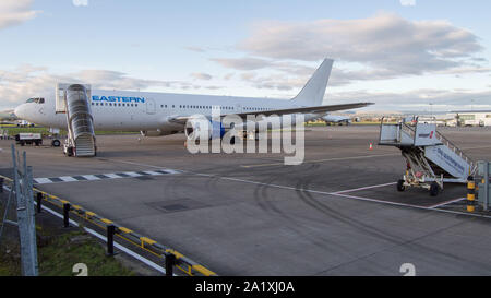 Glasgow, UK. 28. September 2019. Im Bild: Östliche Boeing 767-300 der Asphalt schon nach der Landung. Nach der unmittelbaren Auswirkungen der eingestürzten Reiseveranstalter Thomas Cook, Betrieb das Matterhorn ist noch in vollem Gange in Glasgow Flughafen. Die geerdete und beschlagnahmt Thomas Cook Flugzeuge an einem ruhigeren Teil des Flugplatzes verschoben weg für den Wide Body Flotte für den Betrieb Matterhorn erforderlich zu machen. Colin Fisher/CDFIMAGES.COM Stockfoto