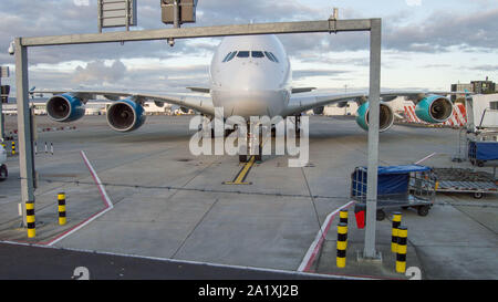 Glasgow, UK. 28. September 2019. Bild: Hi Fly Super Jumbo Airbus A380-800 auf dem Rollfeld warten auf die Betankung vor mehr gestrandete Fluggäste zu holen. Nach der unmittelbaren Auswirkungen der eingestürzten Reiseveranstalter Thomas Cook, Betrieb das Matterhorn ist noch in vollem Gange in Glasgow Flughafen. Die geerdete und beschlagnahmt Thomas Cook Flugzeuge an einem ruhigeren Teil des Flugplatzes verschoben weg für den Wide Body Flotte für den Betrieb Matterhorn erforderlich zu machen. Colin Fisher/CDFIMAGES.COM Stockfoto