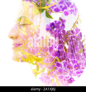 Double Exposure Profil Portrait die Kombination von wunderschönen violetten Blüten und Zweige mit Gesicht einer Frau Stockfoto