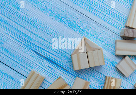 Haus aus natürlichen Farbe holzklotz auf Blau Holztisch Stockfoto