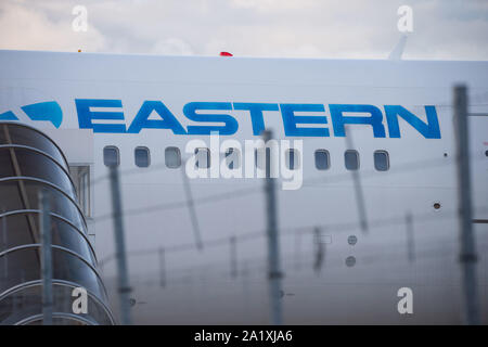 Glasgow, UK. 28. September 2019. Im Bild: Östliche Boeing 767-300 der Asphalt schon nach der Landung. Nach der unmittelbaren Auswirkungen der eingestürzten Reiseveranstalter Thomas Cook, Betrieb das Matterhorn ist noch in vollem Gange in Glasgow Flughafen. Die geerdete und beschlagnahmt Thomas Cook Flugzeuge an einem ruhigeren Teil des Flugplatzes verschoben weg für den Wide Body Flotte für den Betrieb Matterhorn erforderlich zu machen. Colin Fisher/CDFIMAGES.COM Stockfoto