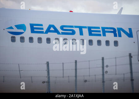 Glasgow, UK. 28. September 2019. Im Bild: Östliche Boeing 767-300 der Asphalt schon nach der Landung. Nach der unmittelbaren Auswirkungen der eingestürzten Reiseveranstalter Thomas Cook, Betrieb das Matterhorn ist noch in vollem Gange in Glasgow Flughafen. Die geerdete und beschlagnahmt Thomas Cook Flugzeuge an einem ruhigeren Teil des Flugplatzes verschoben weg für den Wide Body Flotte für den Betrieb Matterhorn erforderlich zu machen. Colin Fisher/CDFIMAGES.COM Stockfoto