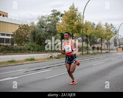 BERLIN, DEUTSCHLAND - 29. SEPTEMBER 2019: Yohanes Gebregergish am Berlin Marathon 2019 in Berlin, Deutschland Stockfoto