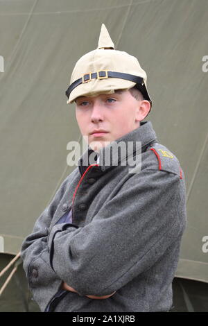 Ein WWI re-Enactor in der Uniform eines deutschen Soldaten das Tragen einer pickelhaube Helm an der Gravesend Fort in den 40er Jahren. Stockfoto