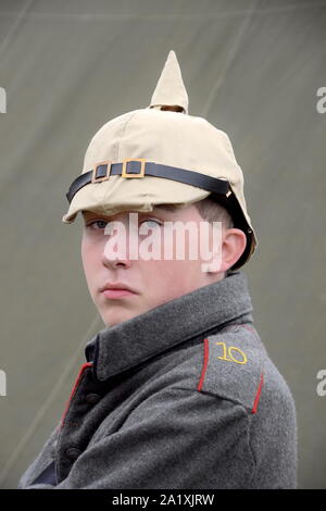 Ein WWI re-Enactor in der Uniform eines deutschen Soldaten das Tragen einer pickelhaube Helm an der Gravesend Fort in den 40er Jahren. Stockfoto