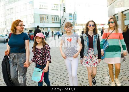 Gruppe von Mädchen zu Fuß durch die Innenstadt, Mütter und Töchter gemeinsam auf eine Reise. Stockfoto