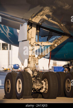 Glasgow, UK. 28. September 2019. Bild: Hi Fly Super Jumbo Airbus A380-800 auf dem Rollfeld warten auf die Betankung vor mehr gestrandete Fluggäste zu holen. Nach der unmittelbaren Auswirkungen der eingestürzten Reiseveranstalter Thomas Cook, Betrieb das Matterhorn ist noch in vollem Gange in Glasgow Flughafen. Die geerdete und beschlagnahmt Thomas Cook Flugzeuge an einem ruhigeren Teil des Flugplatzes verschoben weg für den Wide Body Flotte für den Betrieb Matterhorn erforderlich zu machen. Colin Fisher/CDFIMAGES.COM Stockfoto