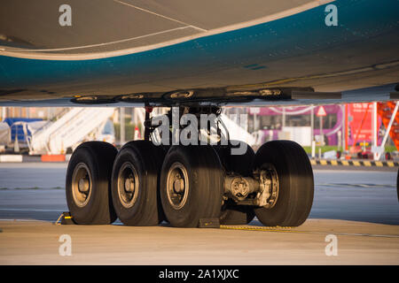 Glasgow, UK. 28. September 2019. Bild: Hi Fly Super Jumbo Airbus A380-800 auf dem Rollfeld warten auf die Betankung vor mehr gestrandete Fluggäste zu holen. Nach der unmittelbaren Auswirkungen der eingestürzten Reiseveranstalter Thomas Cook, Betrieb das Matterhorn ist noch in vollem Gange in Glasgow Flughafen. Die geerdete und beschlagnahmt Thomas Cook Flugzeuge an einem ruhigeren Teil des Flugplatzes verschoben weg für den Wide Body Flotte für den Betrieb Matterhorn erforderlich zu machen. Colin Fisher/CDFIMAGES.COM Stockfoto