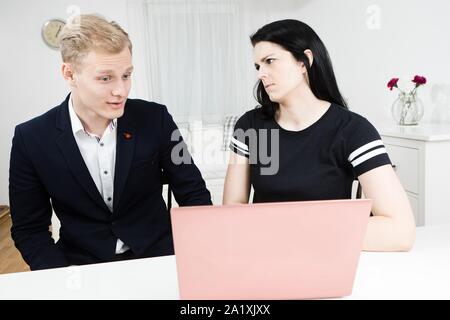 Vorgesetzten arbeitet mit unterordnen. Blonder Mann mit schwarzen behaarte Frau, emotional diskutieren Stockfoto