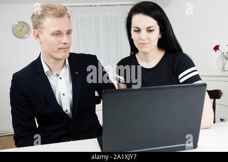 Vorgesetzten arbeitet mit unterordnen. Blonder Mann mit schwarzen behaarte Frau, emotional diskutieren Stockfoto