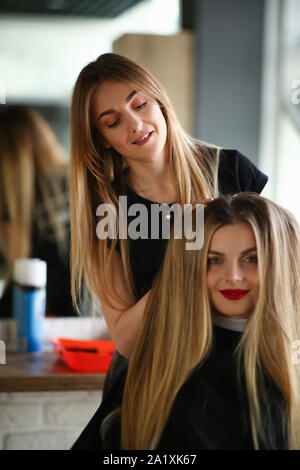 Frau Friseur, Frisur für Mädchen Client Stockfoto