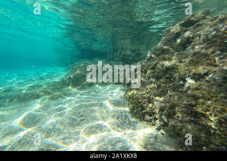 Unterwasser Felsen, Sand und Steine. Die schönen sandigen und felsigen Boden des Meeres. Stockfoto
