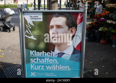 Unkenntlich Plakat während der österreichischen Wahlen September 2019 von Sebastian Kurz, Leiter der Österreichischen Volkspartei/der Österreichischen Volkspartei/ÖVP Stockfoto