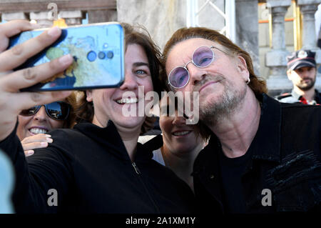 Bono an der Abafahrt des Hotel Maria Cristina an der 67th International Film Festival in San Sebastian/Festival Internacional de Cine de San Sebastián. San Sebastian, 28.09.2019 | Verwendung weltweit Stockfoto