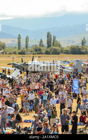 Airshow Masse an Flügel über Wairarapa air show an Haube Flugplatz, Masterton, Wairarapa, Neuseeland. Land, Hügel, Menschen und Maschinen. Tourismus Stockfoto