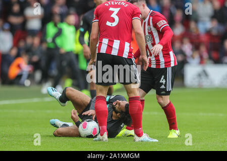 28. September 2019, Bramall Lane, Sheffield, England; Premier League, Sheffield United gegen Liverpool: John Fleck (4) von Sheffield United fouls Mohamed Salah (11) von Liverpool aber Salah übertreibt seine Verletzung, wie er über das Rollen auf dem Boden Credit: Mark Cosgrove/News Bilder Stockfoto