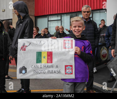 28. September 2019, Bramall Lane, Sheffield, England; Premier League, Sheffield United gegen Liverpool: Ein junger Fan hält ein Banner von sadio Mane (10) von Liverpool sagen, adio kann ich bitte ein Foto haben, 'Credit: Mark Cosgrove/News Bilder Stockfoto