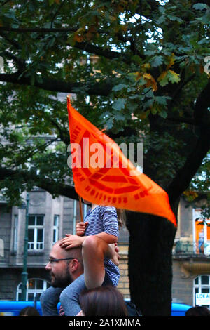 Massen von Pole marschierte über Straßen von der Krakauer Altstadt in einem Protest als Teil des globalen Klimawandels Streik organisiert, in Krakau am 27. September, 2019 in Stockfoto