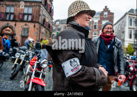 Ein Mann wird gesehen, ein Patch während der Veranstaltung des Distinguished Gentleman Ride vereint klassische und Vintage Style Motorradfahrer auf der ganzen Welt, um Kapital und Bewußtsein für Prostatakrebs Forschung und Männer psychische Gesundheit zu sensibilisieren. Die DGR Kapital für die Movember Stiftung, der auch die führende globale Nächstenliebe das Gesicht der Gesundheit der Männer, das Leben der Männer mit Prostatakrebs Forschung und Männer psychische Gesundheit Initiativen zu verbessern. In Nimwegen mehr als zwei Hundert Motorradfahrer im Zentrum der Stadt versammelt und sie um 30.000 € angehoben. Stockfoto