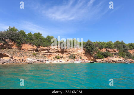 Seascape Beach Szene, leere Tropischer Strand mit Sand und Felsen an einem schönen sonnigen Tag in Kroatien Stockfoto