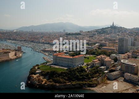 Allgemeine Ansicht von Pharo Palace, die Basilika Notre-Dame de la Garde und die Stadt Marseille Stockfoto