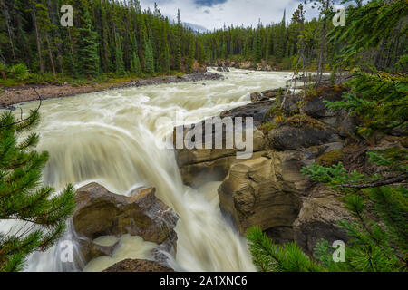 Ein Rocky River in Flut über felsige rapids Gießen Stockfoto