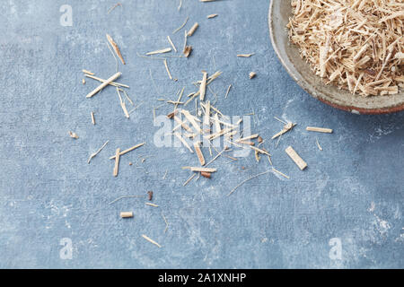 Sibirische Ginseng (eleutherococcus Senticosus) auf rustikalen Holzmöbeln Hintergrund. Kopieren Sie Platz. Stockfoto