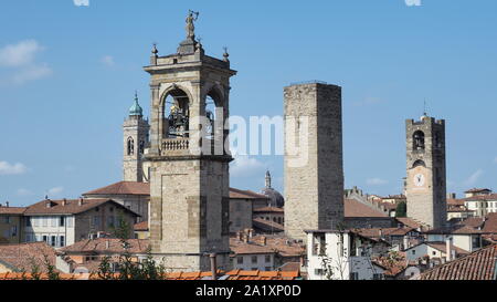 Bergamo, Italien. Landschaft am Türme und Kuppeln der Altstadt. Eine der schönsten Städte in Italien Stockfoto