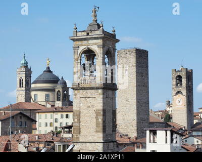 Bergamo, Italien. Landschaft am Türme und Kuppeln der Altstadt. Eine der schönsten Städte in Italien Stockfoto