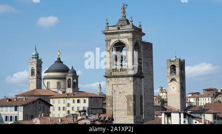 Bergamo, Italien. Landschaft am Türme und Kuppeln der Altstadt. Eine der schönsten Städte in Italien Stockfoto