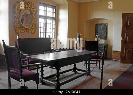 CASTA, SLOWAKEI - 31. AUGUST 2019: das Innere der mittelalterlichen Cerveny Kamen (Rot Stown) Schloss. Zimmer mit Tisch Stockfoto
