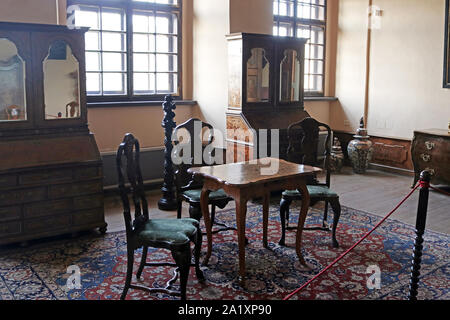 CASTA, SLOWAKEI - 31. AUGUST 2019: das Innere der mittelalterlichen Cerveny Kamen (Rot Stown) Schloss. Zimmer mit Tisch Stockfoto