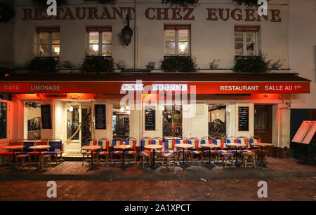 Das berühmte Café Chez Eugene in der Nacht. Es ist im Viertel Montmartre, Paris, Frankreich. Stockfoto